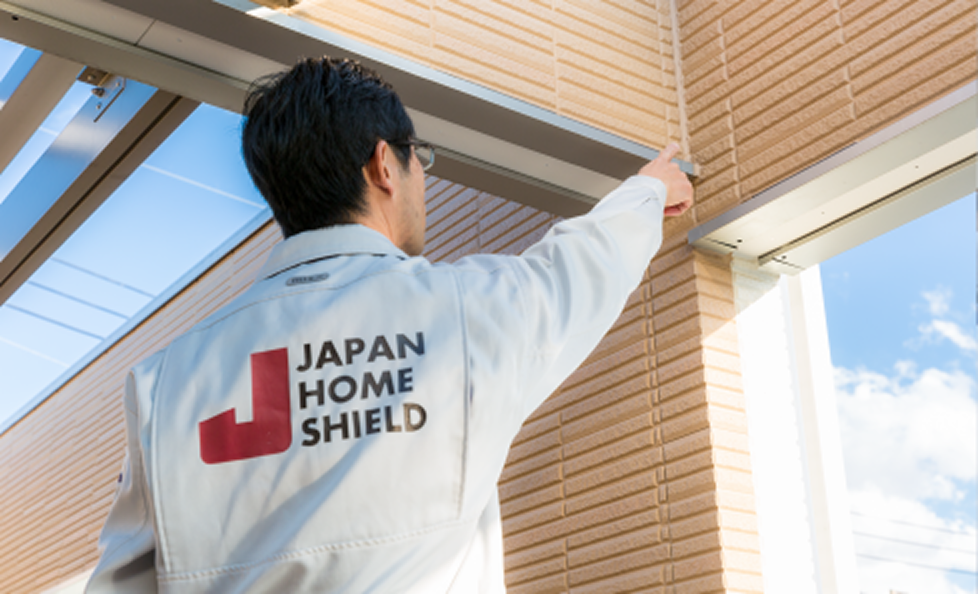 建物状況調査を行っている様子